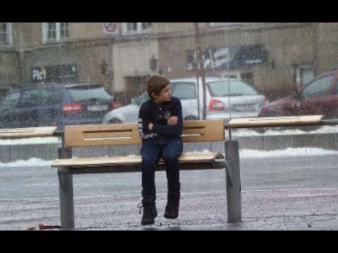 動画ニュース バス停で凍える子ども その時周りの人々がとった感動の行動とは Yoso Walk 動画ニュース バス停で凍える子ども その時周りの人々がとった感動の行動とは Yoso Walk