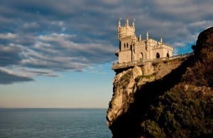 【絶景タチヨミ】“ツバメの巣”と呼ばれる崖に突き出した城：Castle Swallows Nest