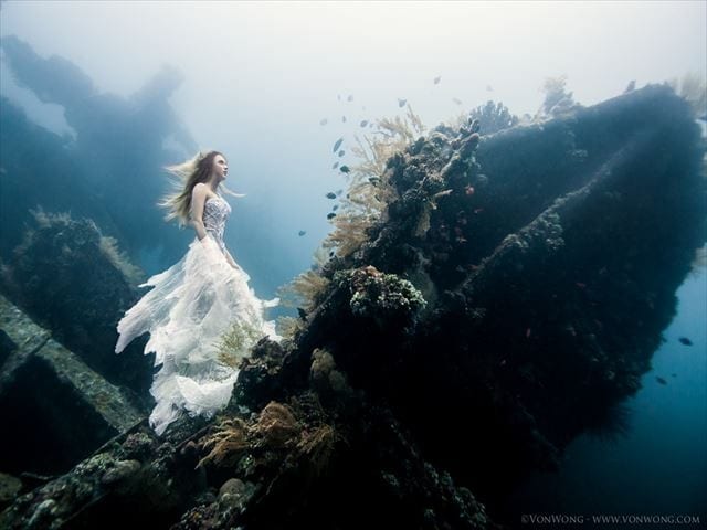 バリの水中で撮られた女神の写真