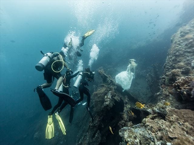 バリの水中で撮られた女神の写真