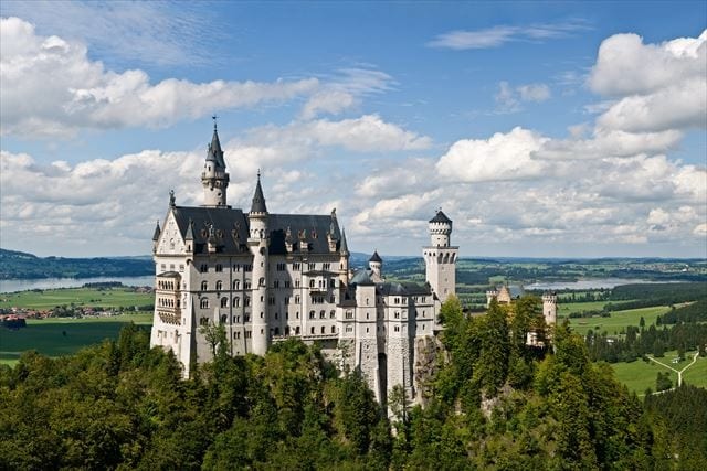 世界の絶景Castle_Neuschwanstein_on_a_sunny_summer_day_as_seen_from_Marienbruecke_(south)_R