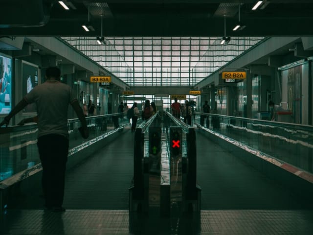 飛行機のオーバーブッキングについて知るべき＆やるべき事（空港で急ぐ）