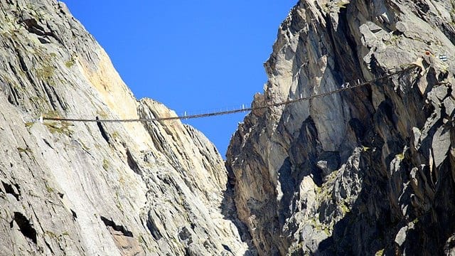 【超怖いけど…綺麗】世界の「絶景が楽しめる吊り橋」6選