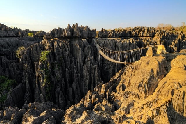 【超怖いけど…綺麗】世界の「絶景が楽しめる吊り橋」6選